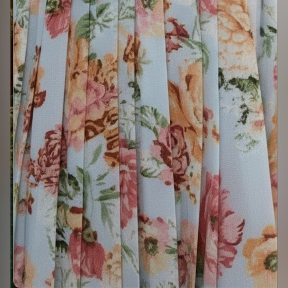 Floral Print Pleated Dress - Picture 3 of 5